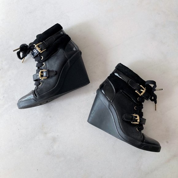 Michael Kors black & gold skid wedge sneaker / lace up ankle boot / bootie shoe - Picture 3 of 10